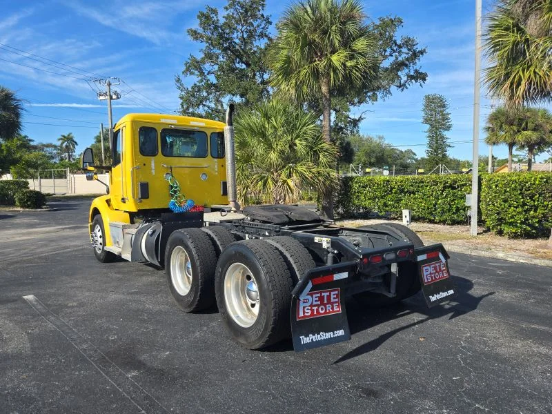 2022 Peterbilt 579 in Fort Lauderdale, FL — photo 12