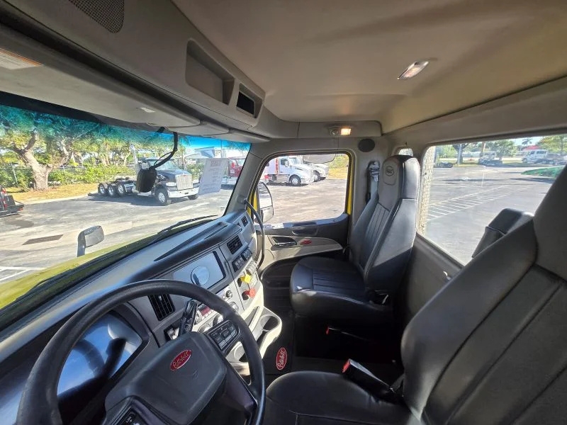 2022 Peterbilt 579 in Fort Lauderdale, FL — photo 4