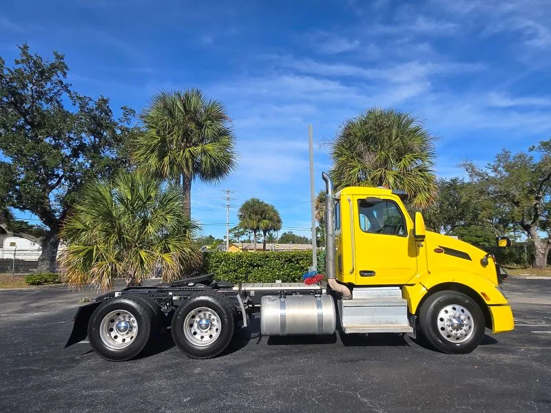 2022 Peterbilt 579 in Fort Lauderdale, FL — photo 15