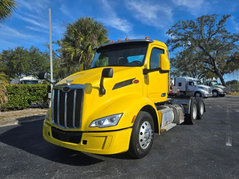 2022 Peterbilt 579 in Fort Lauderdale, FL — photo 2