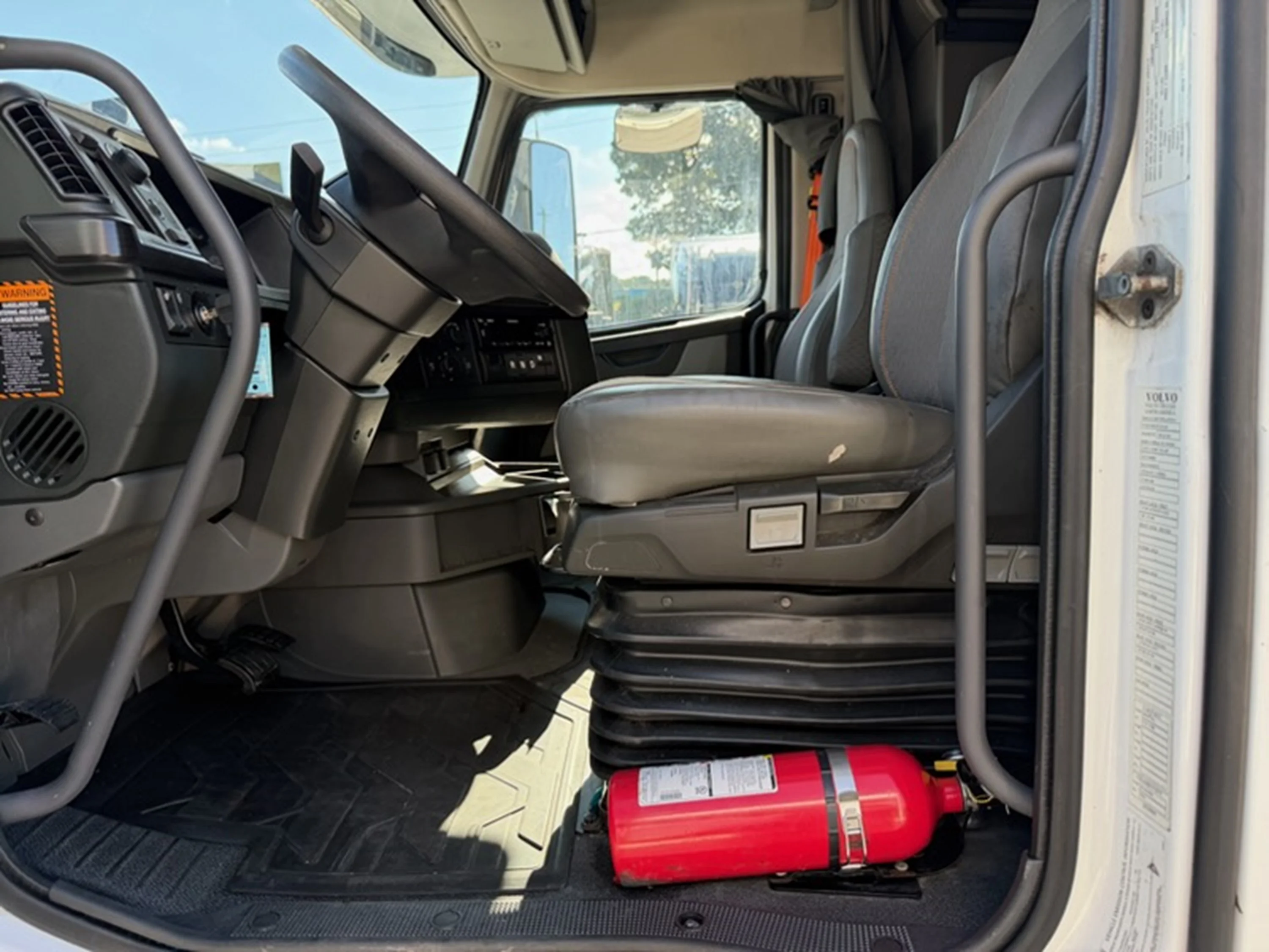 2023 Volvo VNL 860 in Guardian Atlanta — photo 7