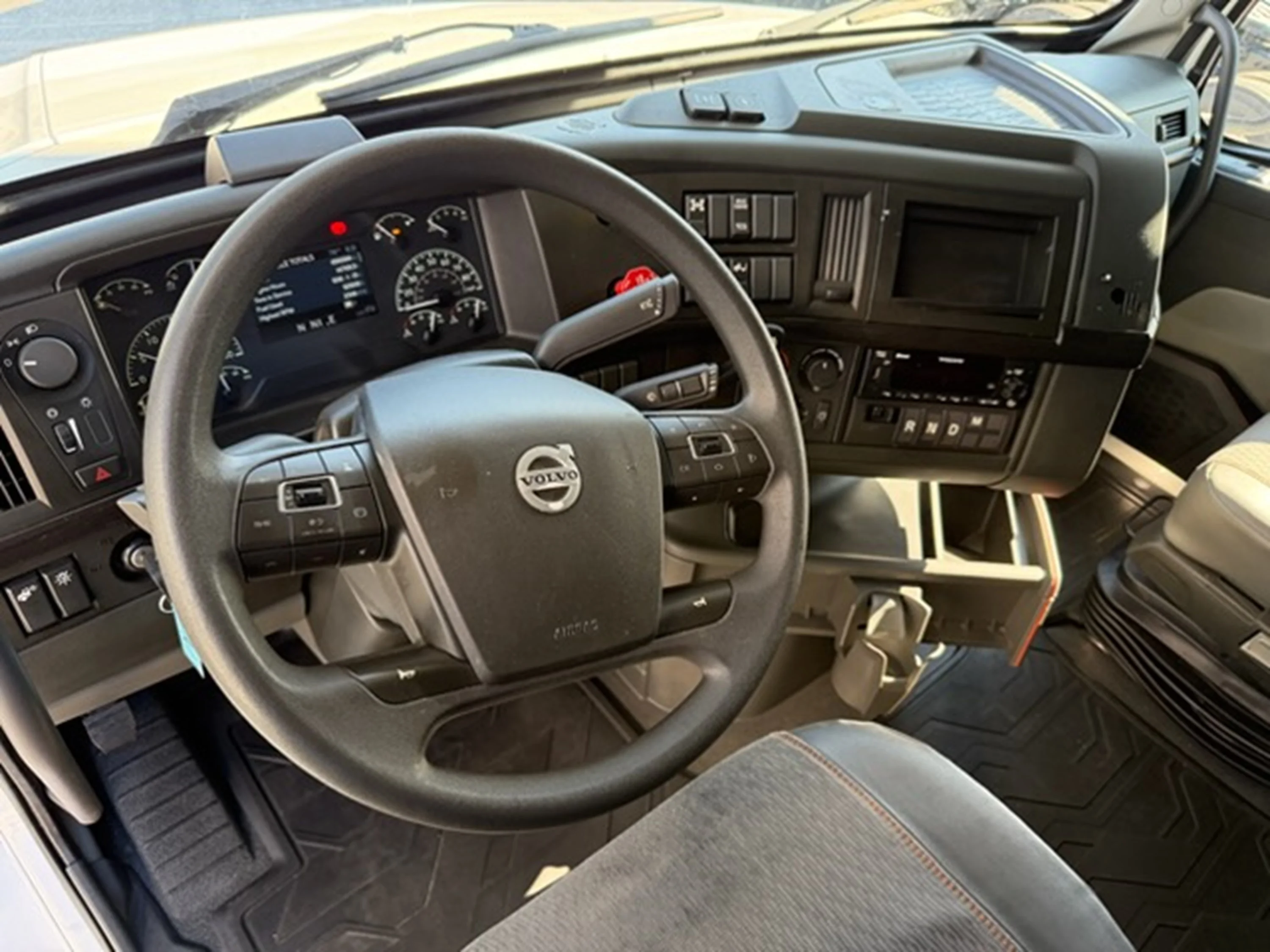 2023 Volvo VNL 860 in Guardian Atlanta — photo 9