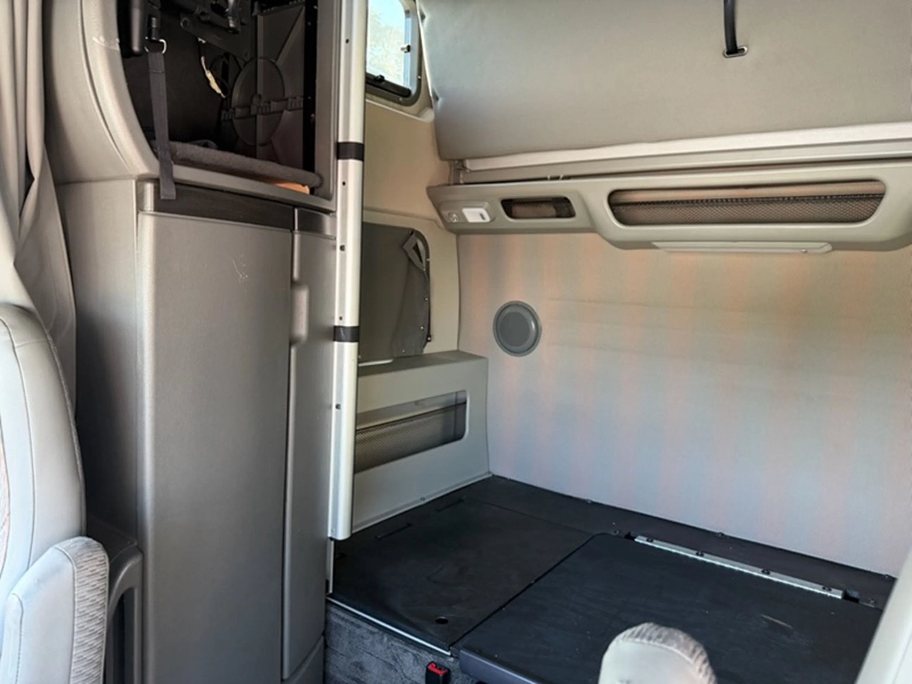 2023 Volvo VNL 860 in Guardian Atlanta — photo 10