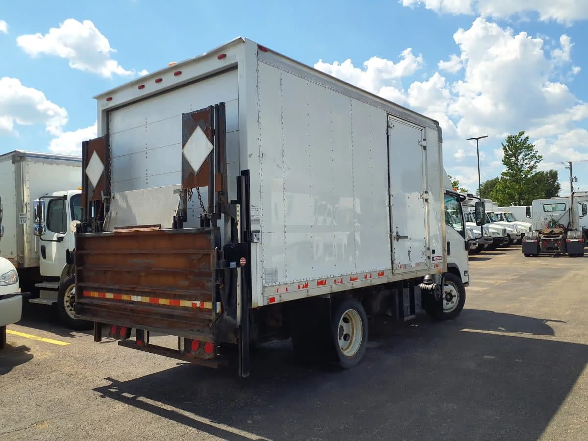 2014 Isuzu NQR in Bolingbrook, IL — photo 4
