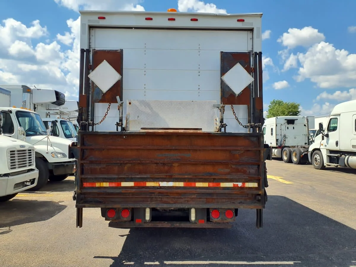 2014 Isuzu NQR in Bolingbrook, IL — photo 5