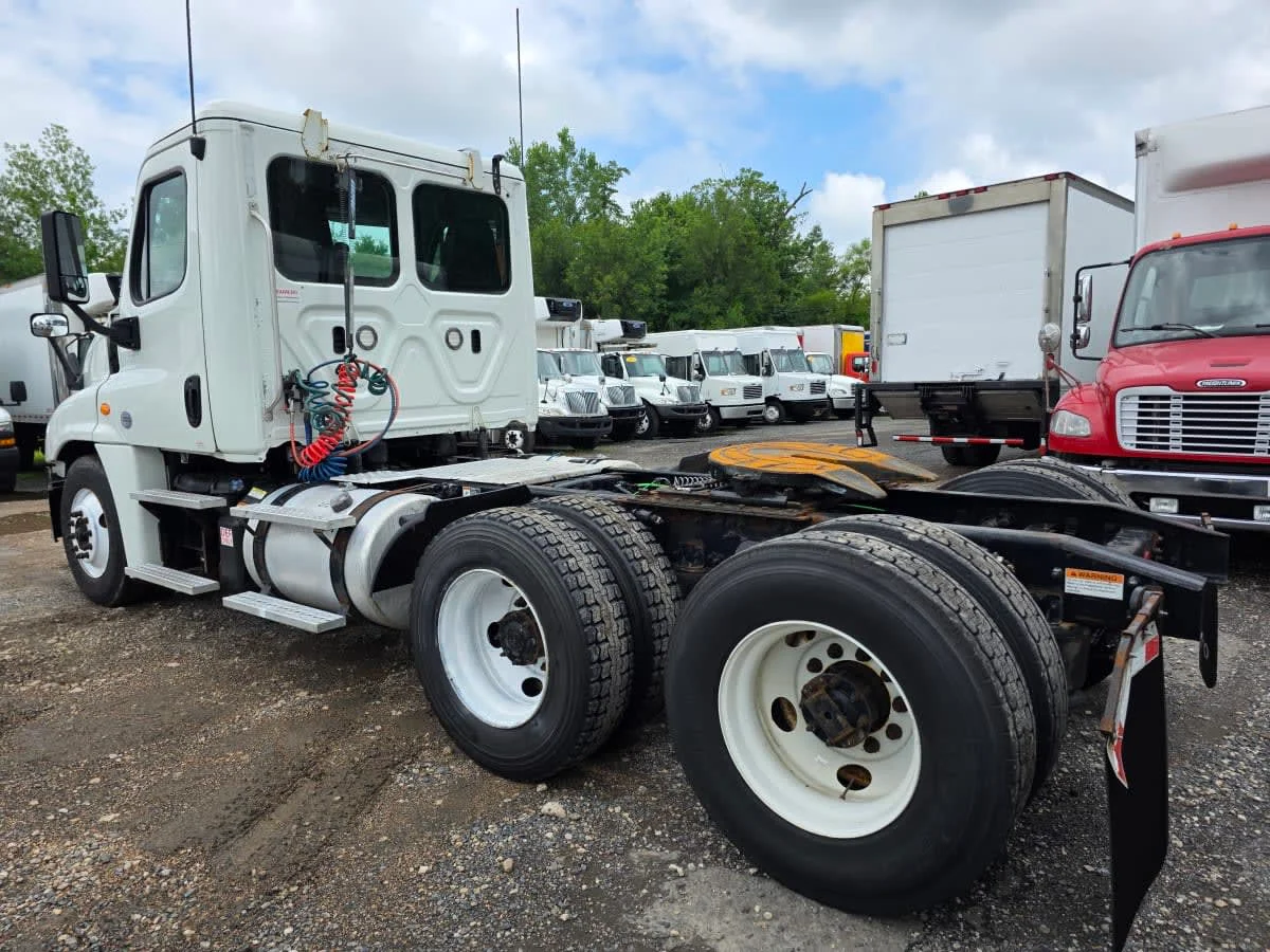 2019 Freightliner Cascadia in Bensalem, PA — photo 6