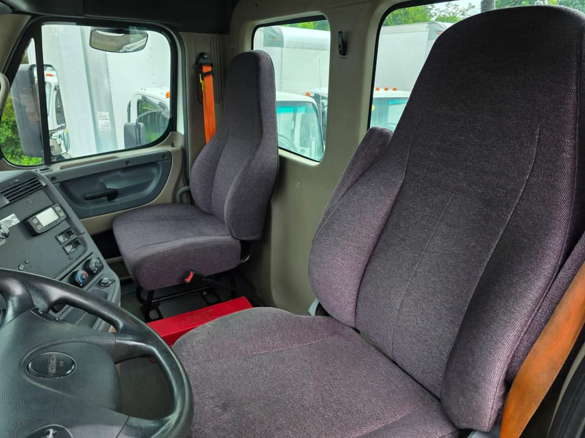 2019 Freightliner Cascadia in Bensalem, PA — photo 7
