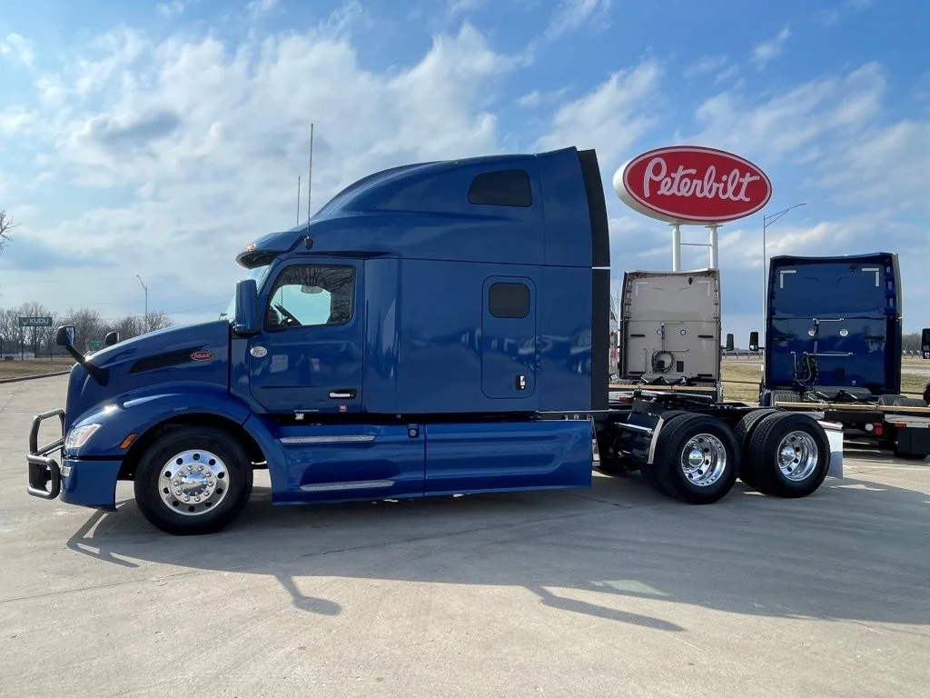 2023 Peterbilt 579 in Springfield, MO — photo 2