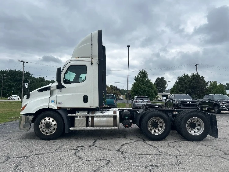 2020 Freightliner Cascadia in Elkhart, IN — photo 4