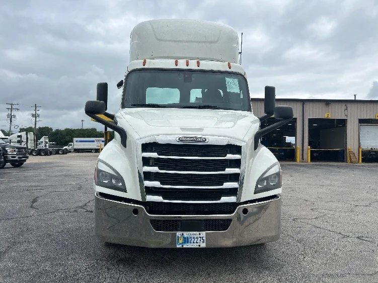 2020 Freightliner Cascadia in Elkhart, IN — photo 2