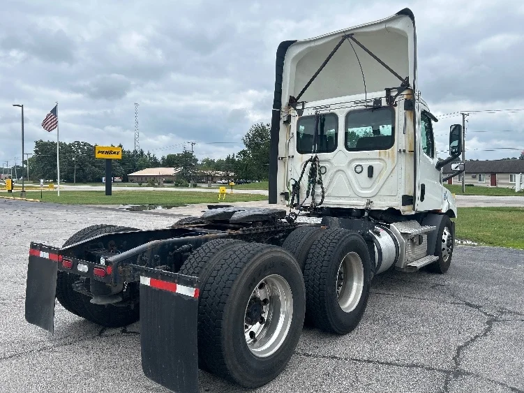 2020 Freightliner Cascadia in Elkhart, IN — photo 7