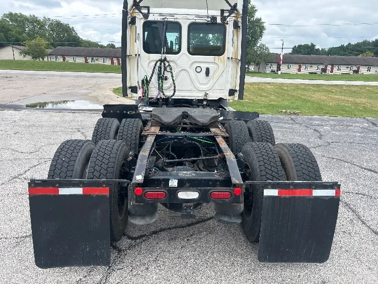2020 Freightliner Cascadia in Elkhart, IN — photo 6