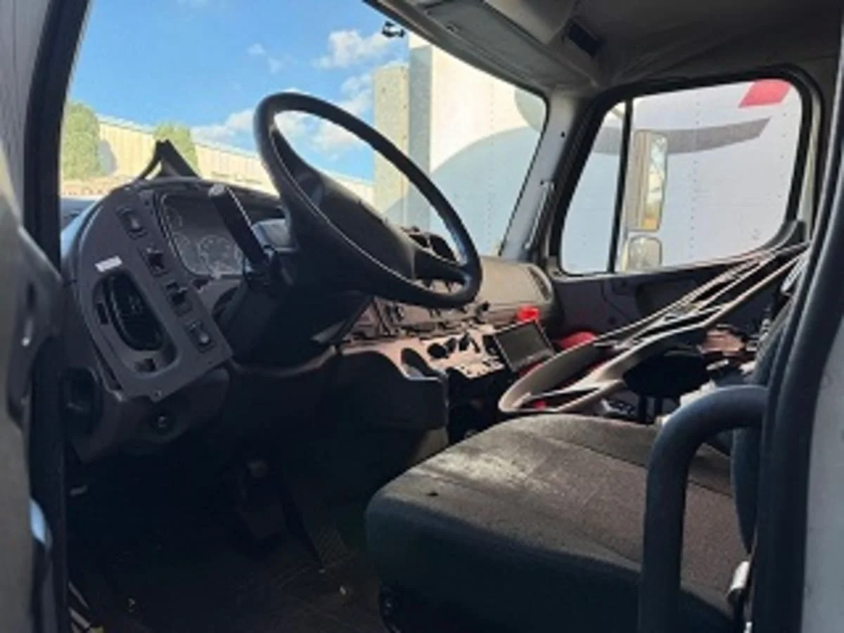2017 Freightliner M2 106 in Kapolei, HI — photo 8
