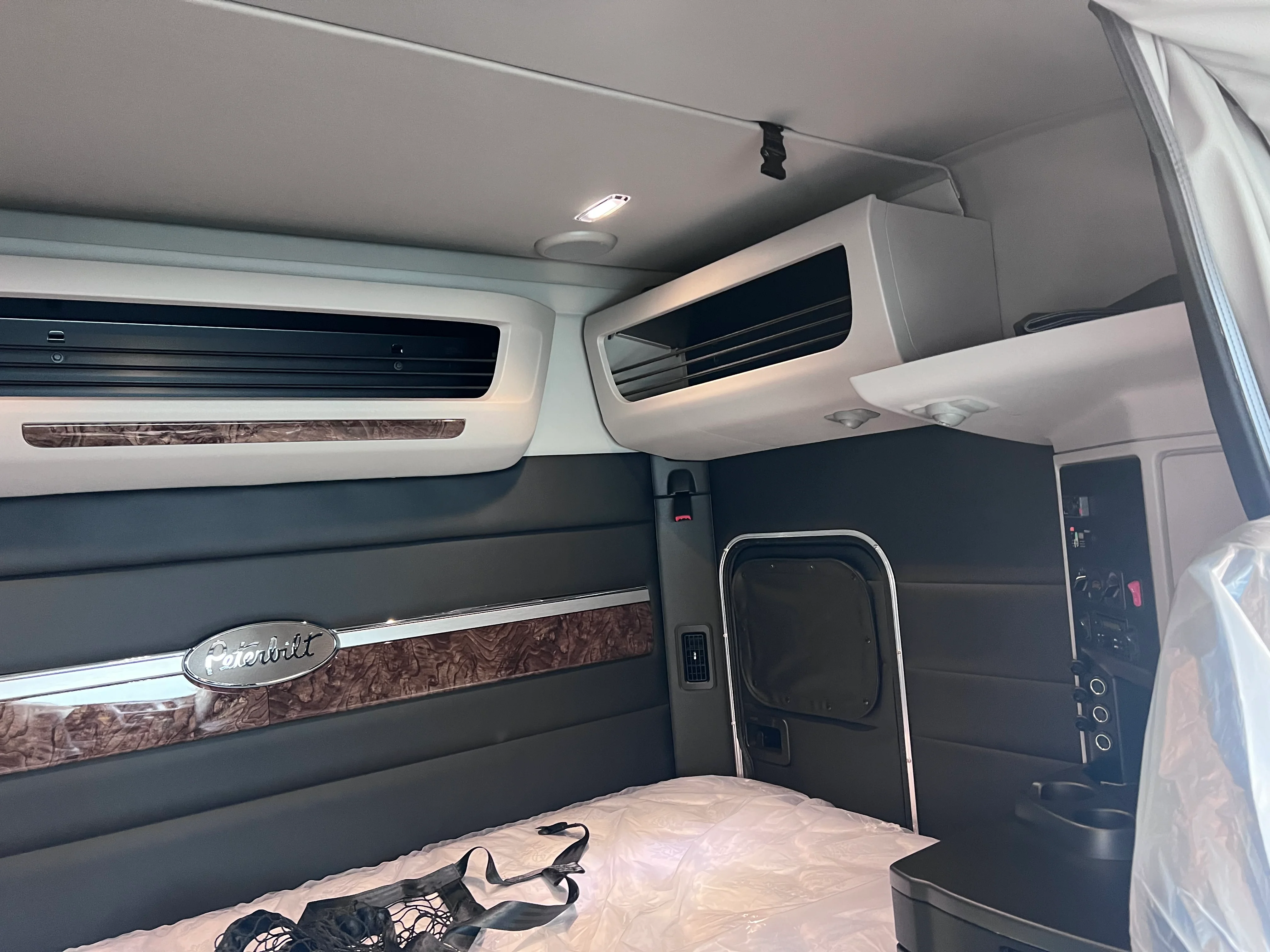 2027 Peterbilt 589 — photo 11
