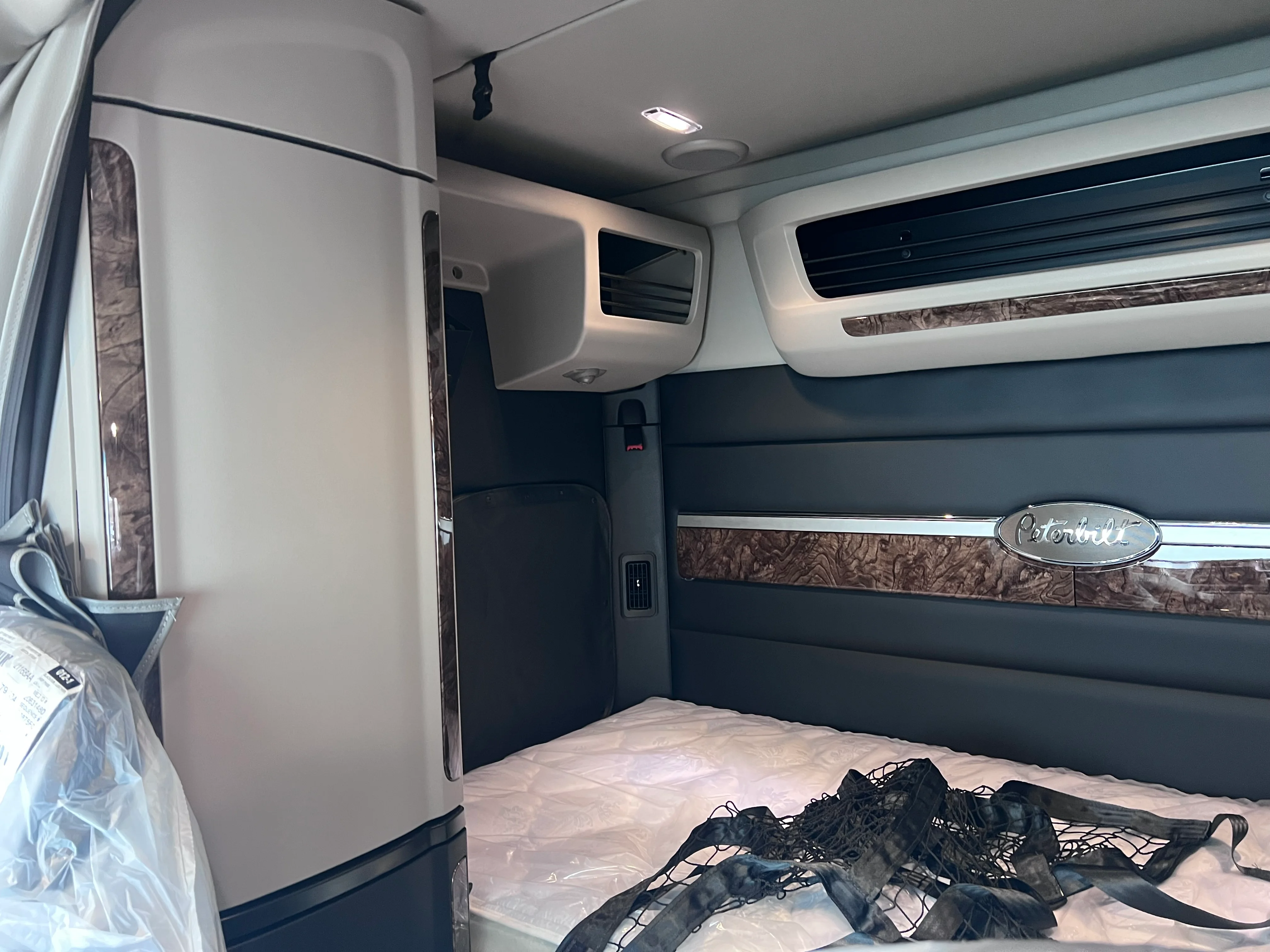 2027 Peterbilt 589 — photo 12
