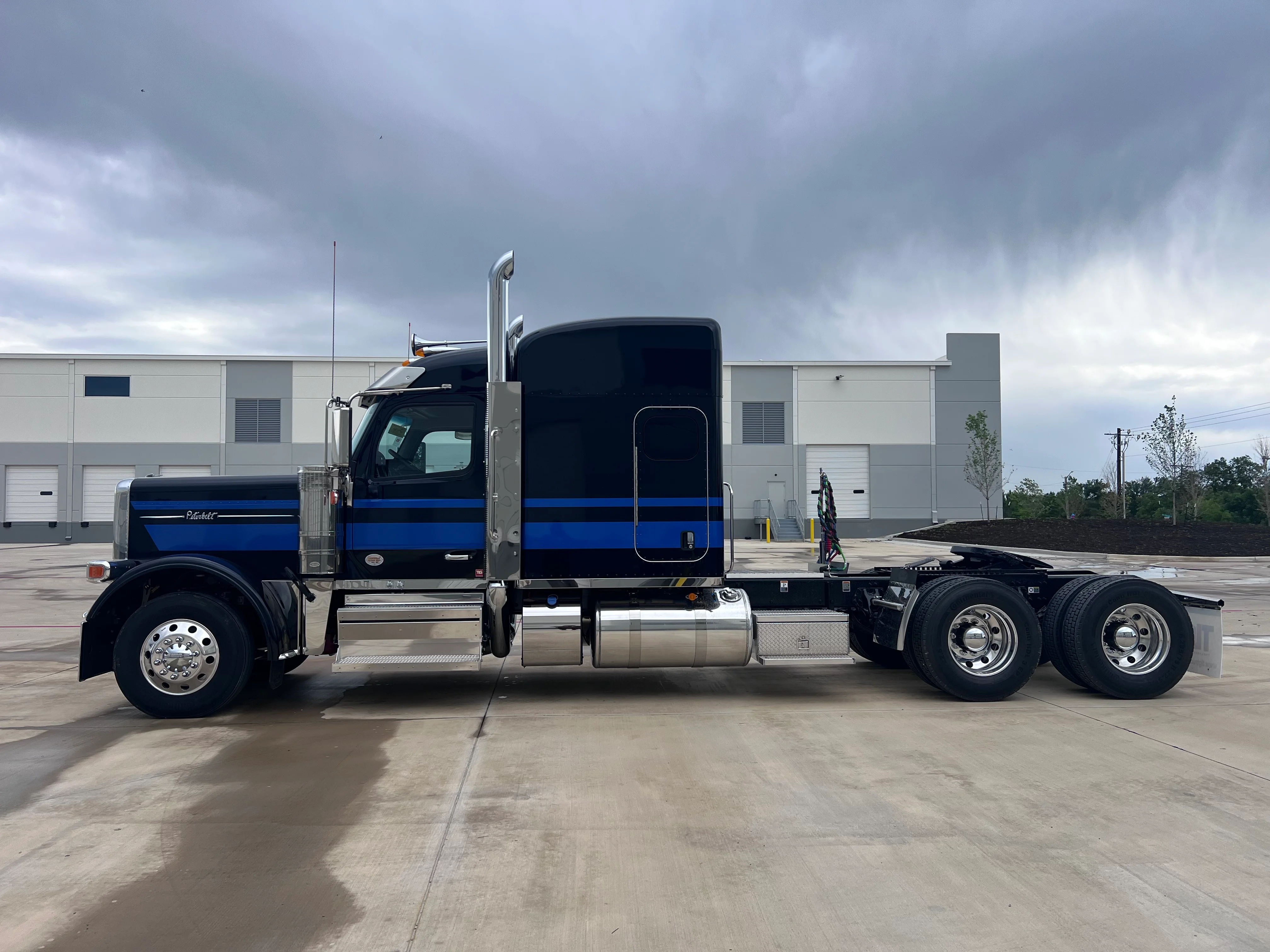 2027 Peterbilt 589 — photo 2