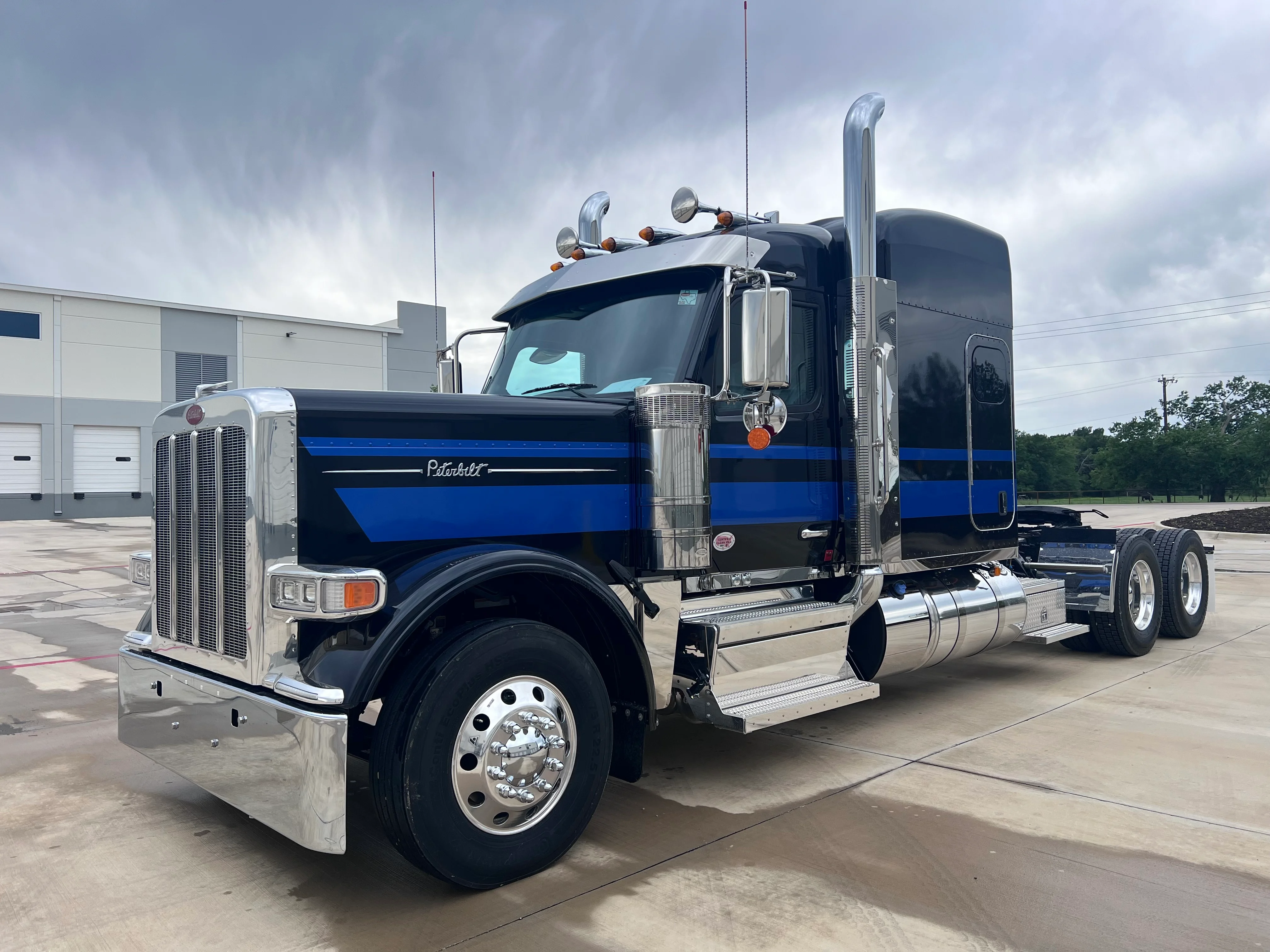 2027 Peterbilt 589 in Dayton, OH