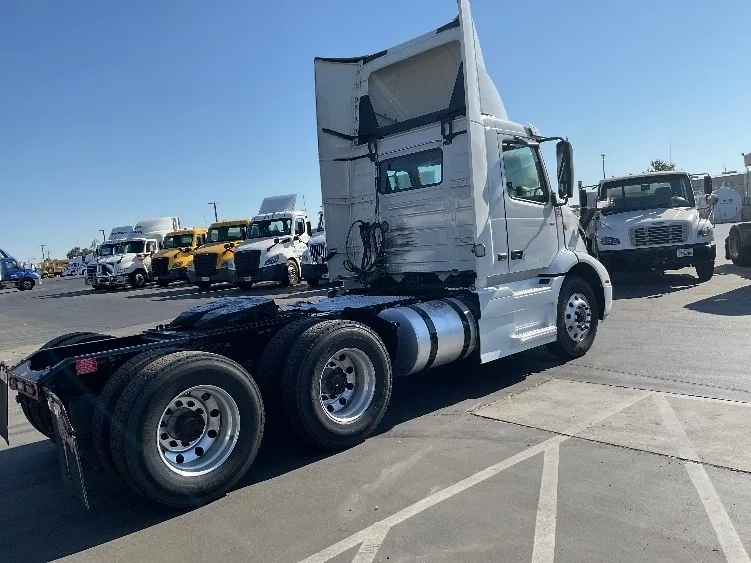 2020 Volvo VNR 640 - image 7