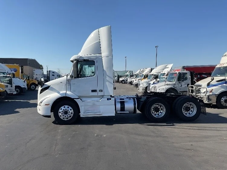 2020 Volvo VNR 640 - image 4