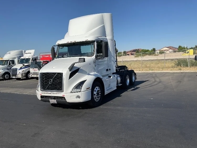 2020 Volvo VNR 640 - image 3