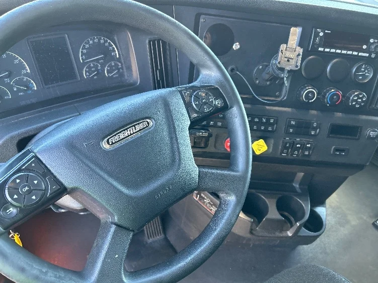 2023 Freightliner Cascadia - image 10