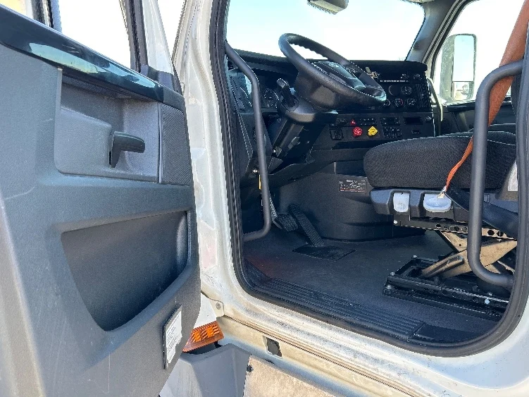 2023 Freightliner Cascadia - image 9