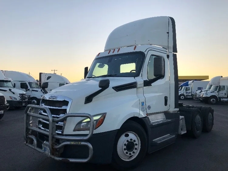 2019 Freightliner Cascadia - image 3