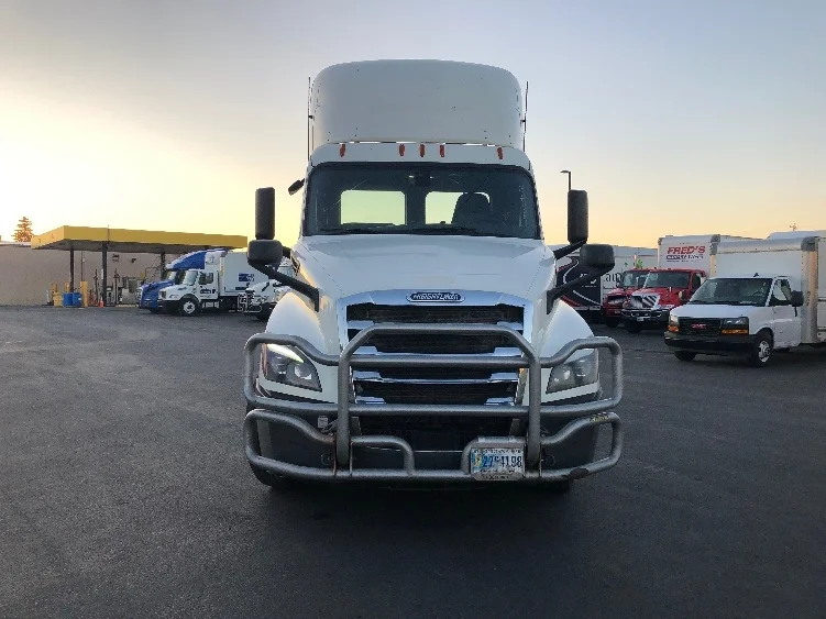 2019 Freightliner Cascadia - image 2
