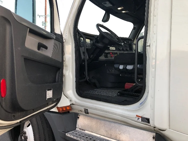 2019 Freightliner Cascadia - image 9