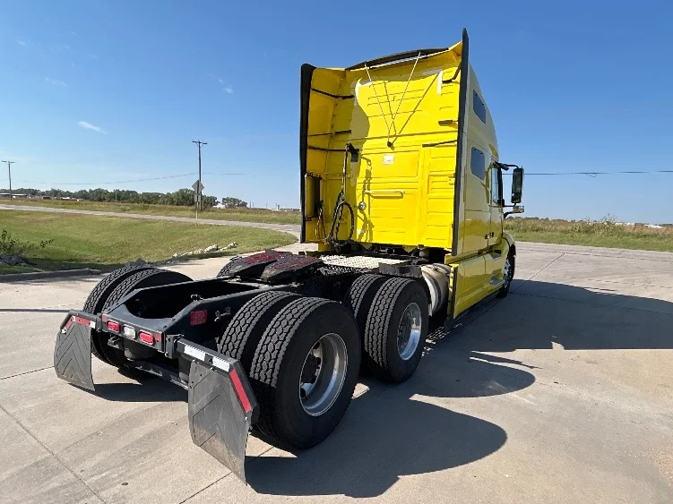 2021 Volvo VNL 760 - image 7
