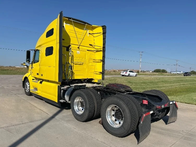 2021 Volvo VNL 760 - image 5