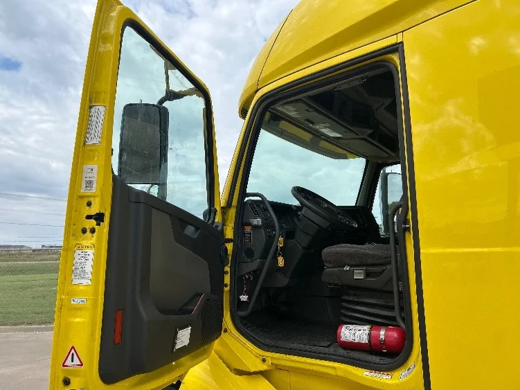 2021 Volvo VNL 760 - image 9