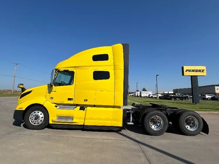 2021 Volvo VNL 760 - image 4