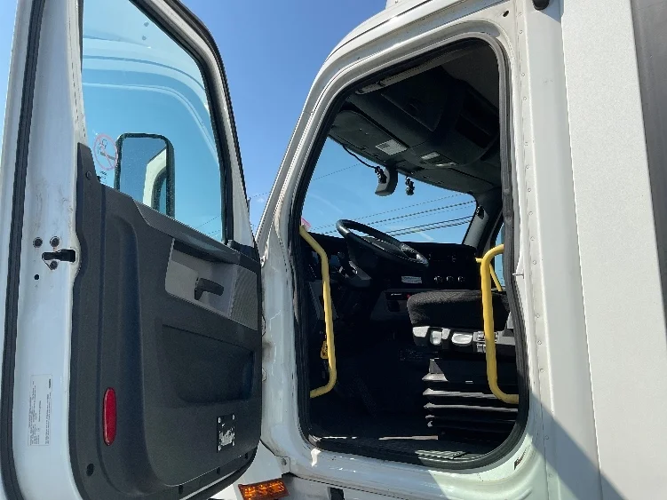 2020 Freightliner Cascadia in Harrisburg, PA — photo 9