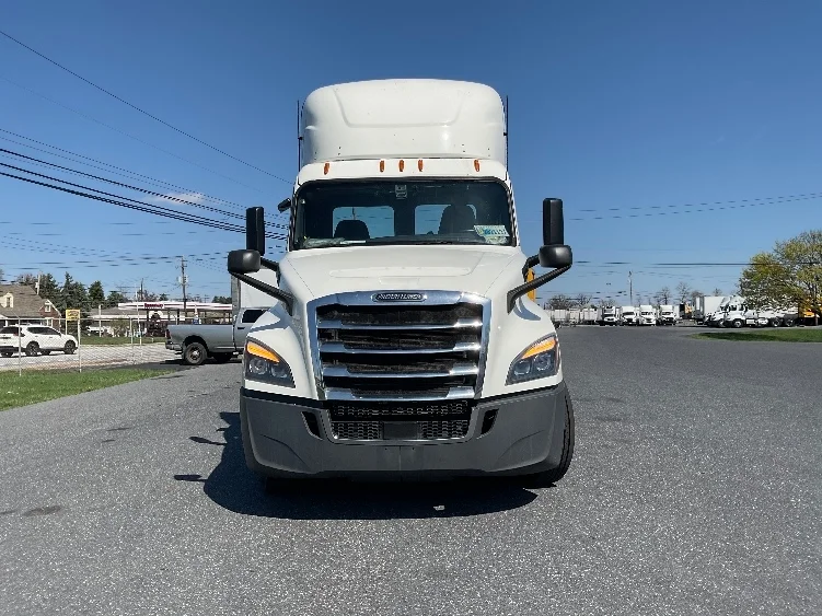 2020 Freightliner Cascadia in Harrisburg, PA — photo 2