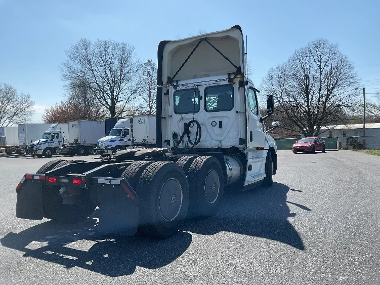 2020 Freightliner Cascadia in Harrisburg, PA — photo 7