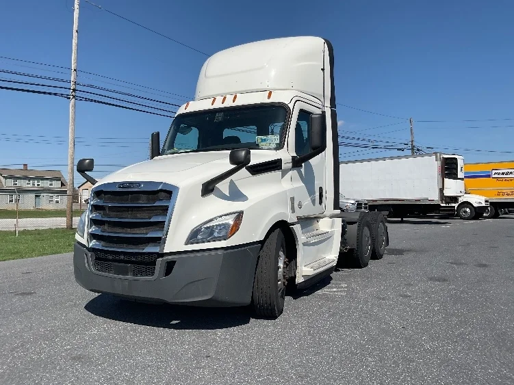 2020 Freightliner Cascadia in Harrisburg, PA — photo 3