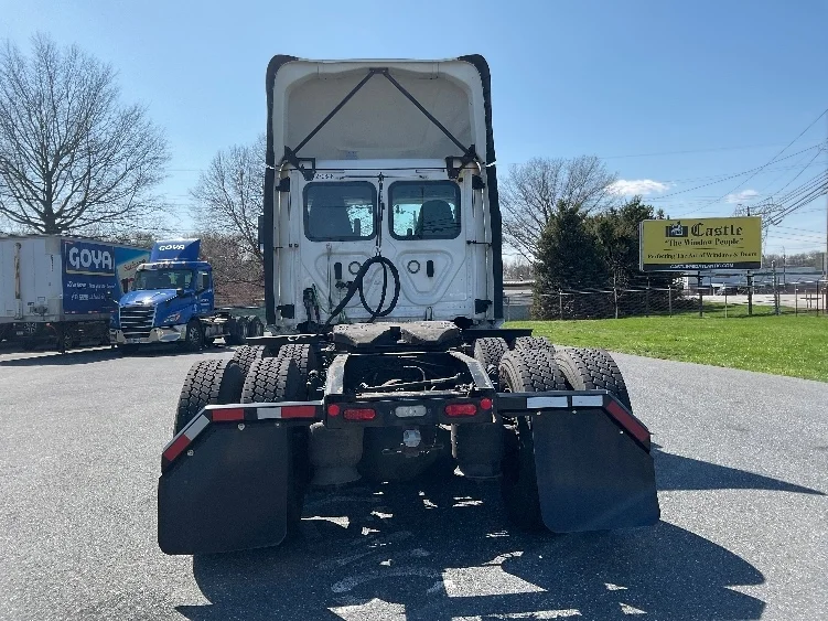 2020 Freightliner Cascadia in Harrisburg, PA — photo 6