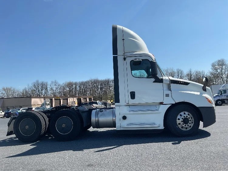 2020 Freightliner Cascadia in Harrisburg, PA — photo 8