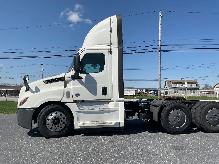 2020 Freightliner Cascadia in Harrisburg, PA — photo 4