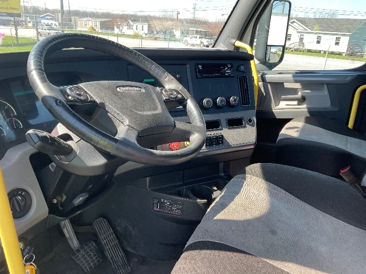 2020 Freightliner Cascadia in Harrisburg, PA — photo 10