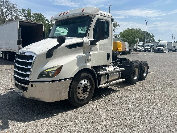 2020 Freightliner Cascadia in Tallahassee, FL — photo 3