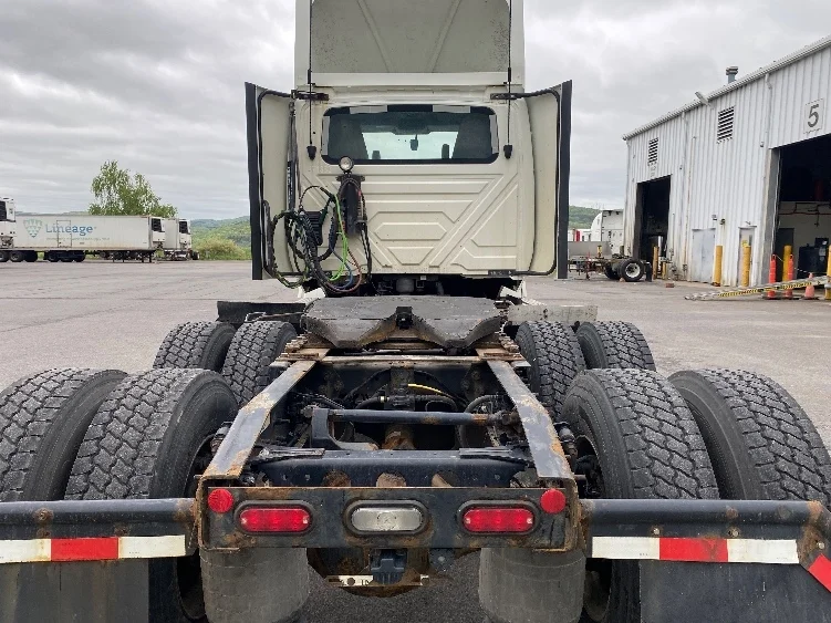 2021 International LT - image 6