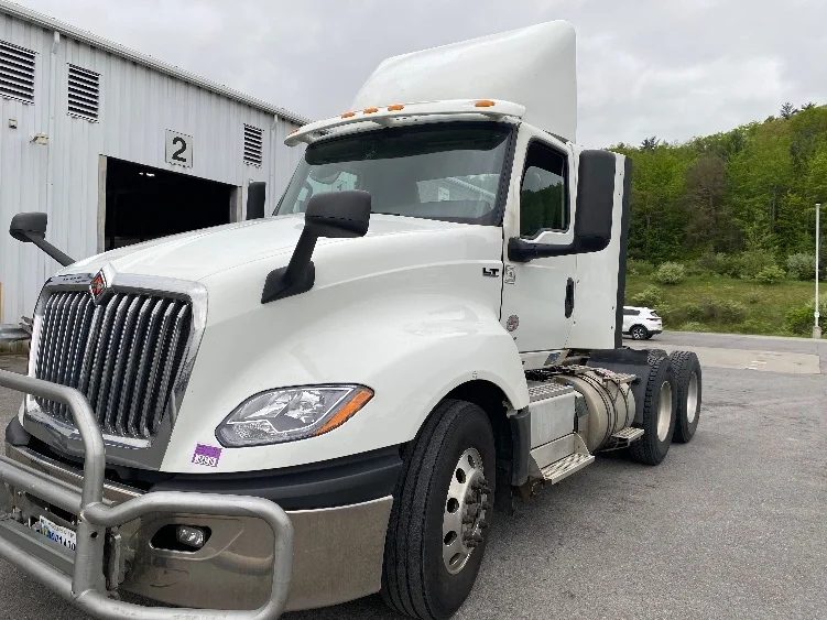 2021 International LT - image 3