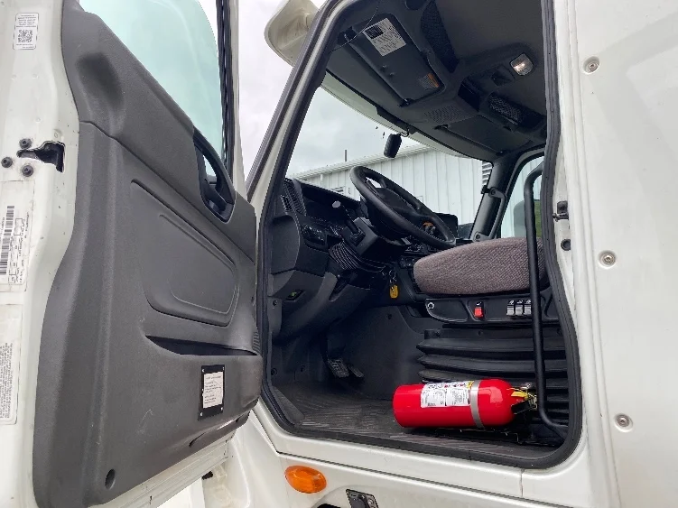 2021 International LT - image 9