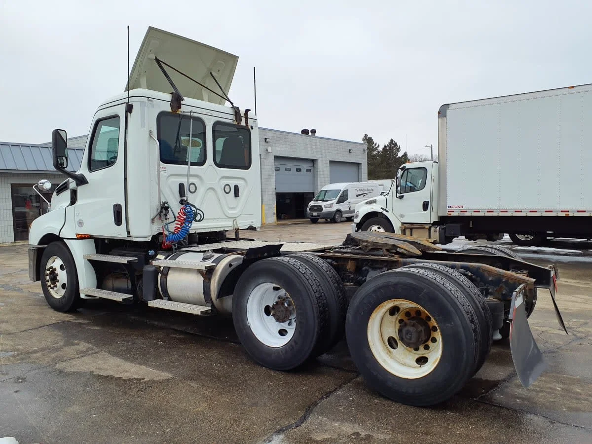 2020 Freightliner Cascadia in Oak Creek, WI — photo 6