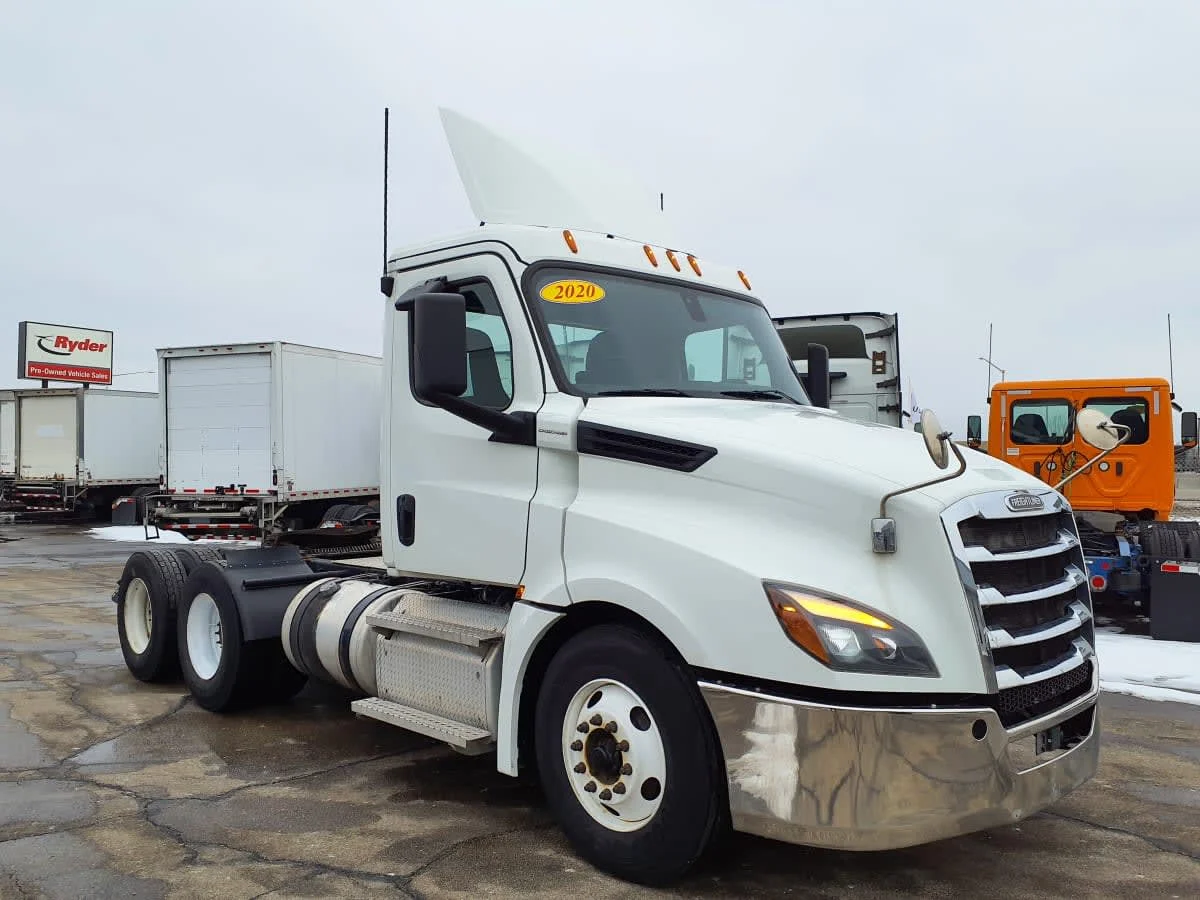 2020 Freightliner Cascadia in Oak Creek, WI — photo 3