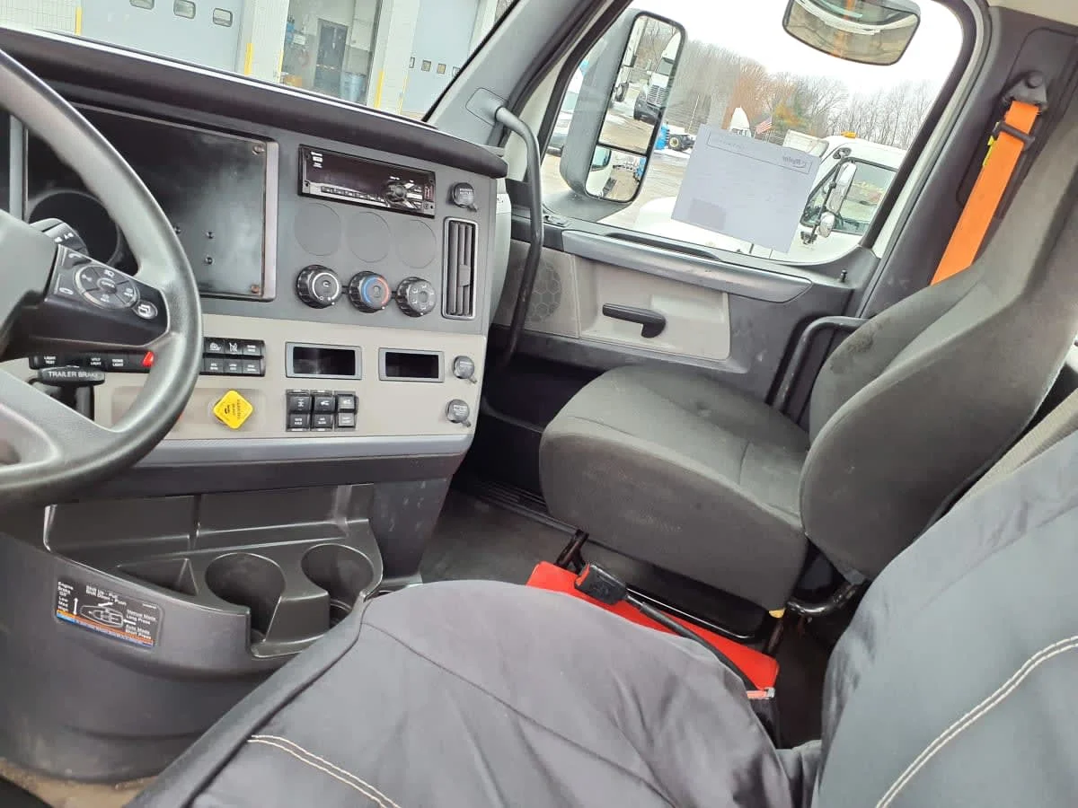 2020 Freightliner Cascadia in Oak Creek, WI — photo 7