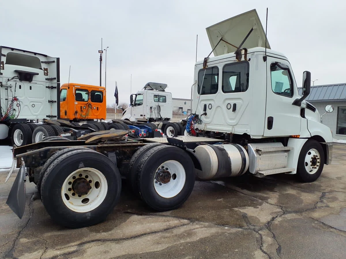 2020 Freightliner Cascadia in Oak Creek, WI — photo 4