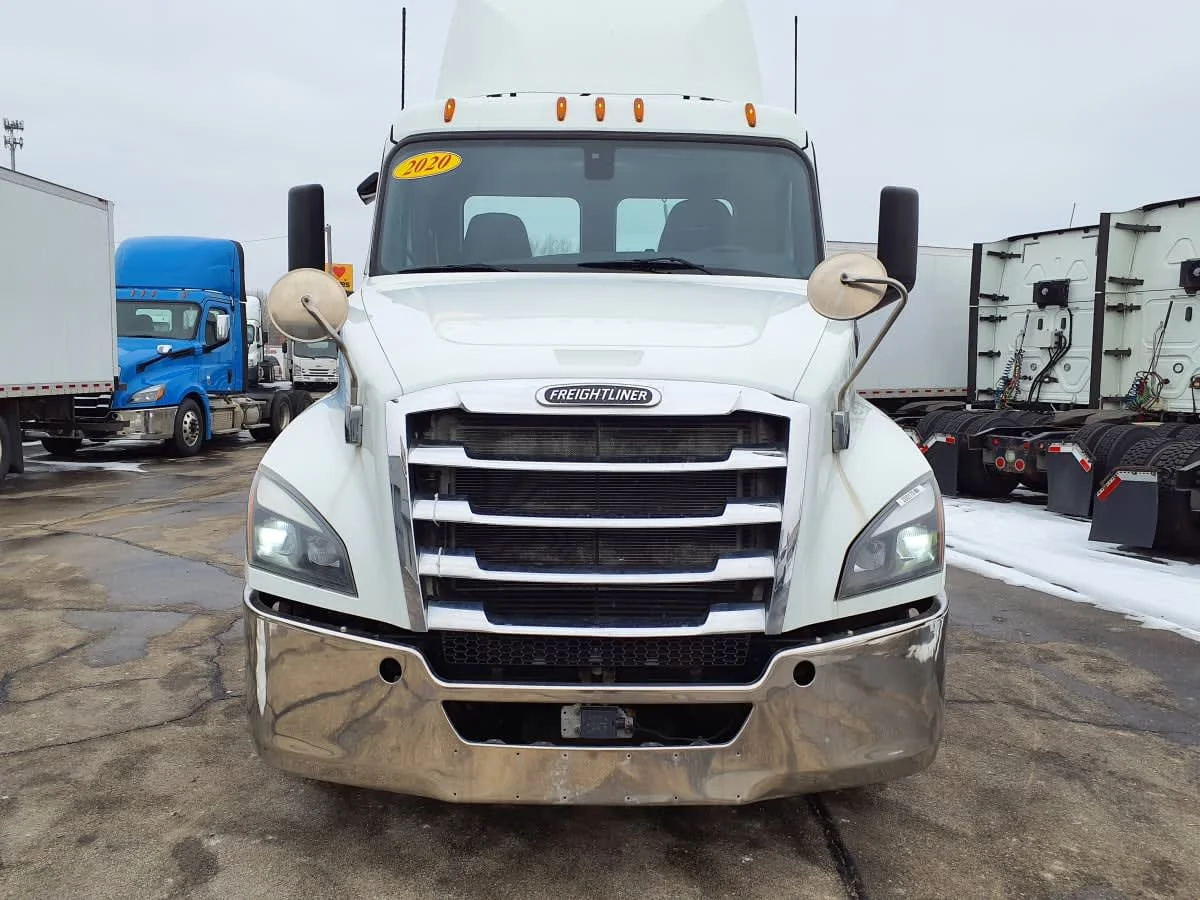 2020 Freightliner Cascadia in Oak Creek, WI — photo 2